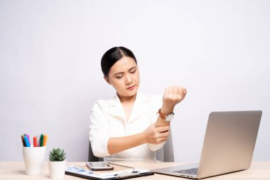 Kadının beyaz arka planda izole edilmiş vücut ağrısı var: Ofis sendromu kavramı