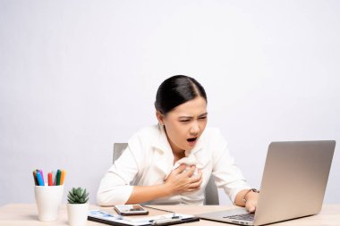 Beyaz arka planda göğüs ağrısı olan bir kadın var.