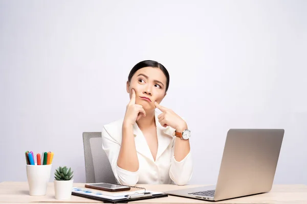 Portrait Une Femme Confuse Assise Bureau Isolée Sur Fond — Photo