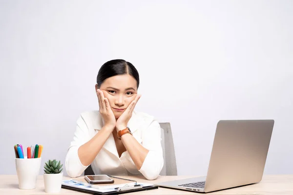 Femme Ennuyée Bureau Travaillant Avec Ordinateur Portable Isolé Sur Fond — Photo