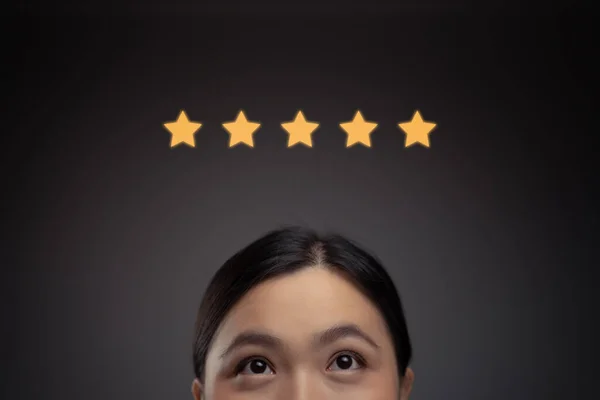 Close Tiro Feliz Mulher Asiática Com Cinco Estrelas Ícone Holograma — Fotografia de Stock