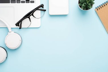 Ofis masasının aksesuarlarıyla en üstteki görünüm