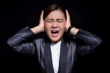 Asyalı kadın kulaklarını kapat