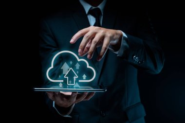 İş adamı bulut simgesi hologram efektini yüklemek için tablet kullanıyor.