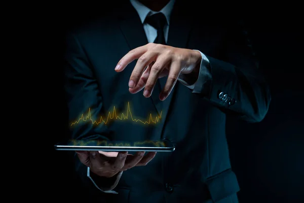 Empresário Usando Tablet Planejamento Marketing Digital Com Efeito Holograma Gráfico — Fotografia de Stock