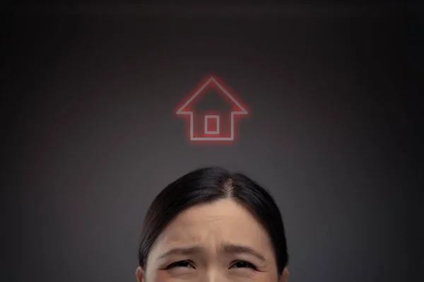 Olycklig Asiatisk Kvinna Och Hemikon Hologram Effekt Isolerad Bakgrund — Stockfoto