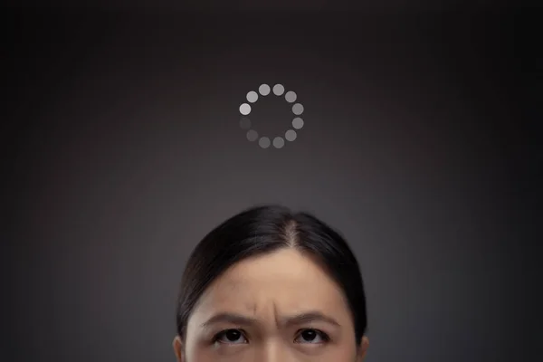 Aasialainen Nainen Odottaa Kuvake Lastaus Hologrammi Vaikutus Eristetään Taustalta — kuvapankkivalokuva