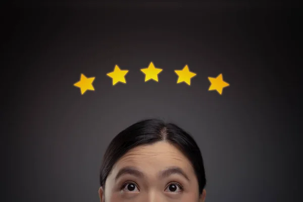Nahaufnahme Einer Glücklichen Asiatin Mit Fünf Sterne Hologramm Effekt — Stockfoto