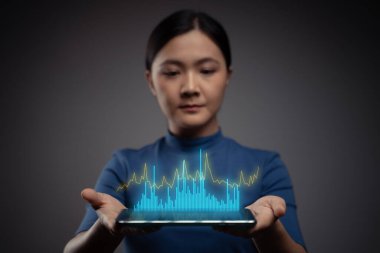 Tablet planlama, grafik hologramı etkisi olan dijital pazarlama kullanan kadın.