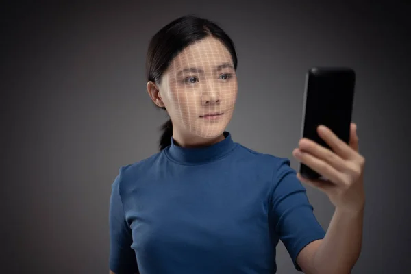 Asiatico Donna Scansioni Faccia Smart Phone Utilizzando Sistema Riconoscimento Facciale — Foto Stock