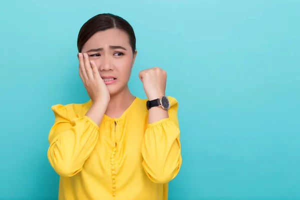 Femme Vérifier Montre Elle Est Retard — Photo