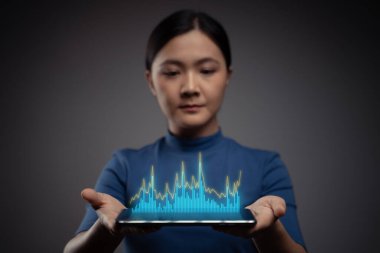 Tablet planlama, grafik hologramı etkisi olan dijital pazarlama kullanan kadın.