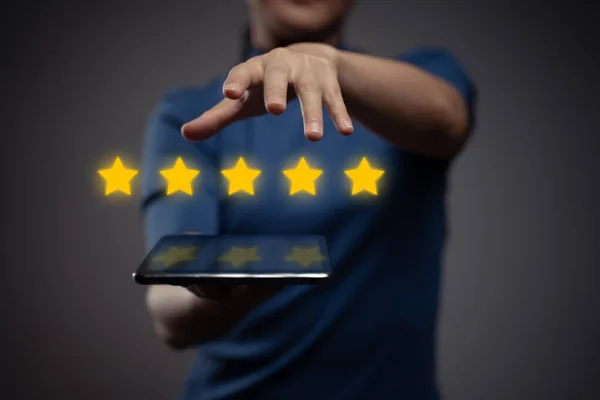 Frau Zeigt Tablet Präsentiert Feedback Bewertungen Mit Fünf Sterne Symbol — Stockfoto