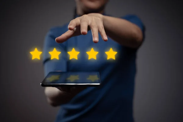 Tablet sunan kadın geri bildirim gösteriyor, beş yıldızlı hologram efektli incelemeler.