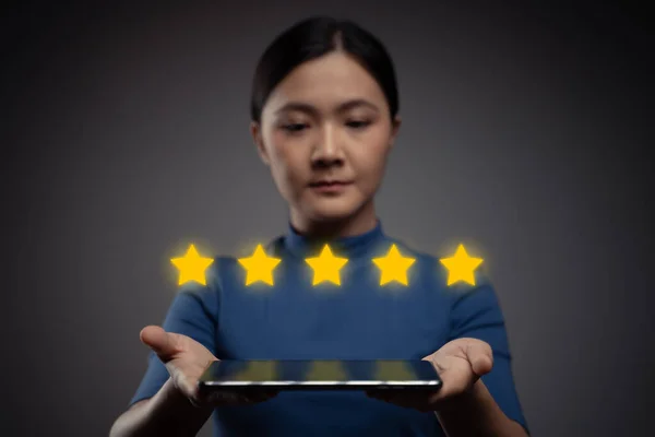 Frau Zeigt Tablet Präsentiert Feedback Bewertungen Mit Fünf Sterne Symbol — Stockfoto