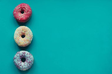 yeşil zemin üzerine üç donut