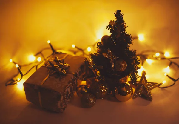 Estudio Tiro Abeto Rodeado Luces Caja Regalo Fondo Borroso — Foto de Stock