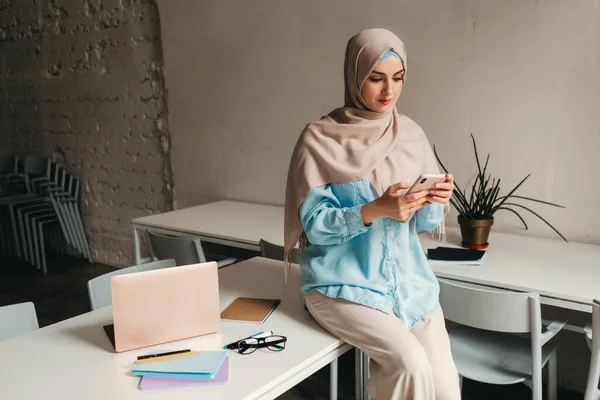 Muda Cukup Modern Muslim Wanita Dalam Hijab Bekerja Kantor Kamar — Stok Foto