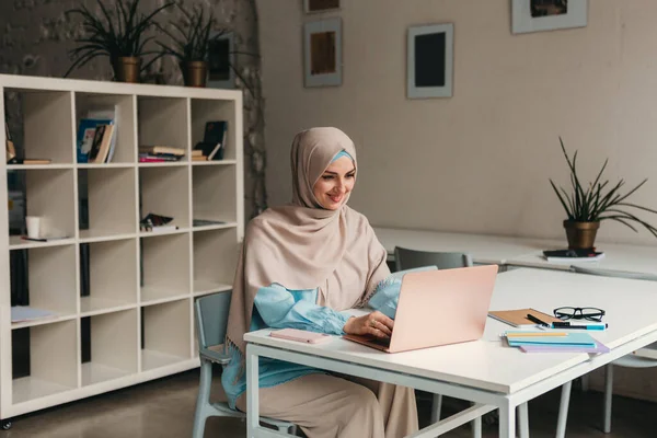 Muda Cukup Modern Muslim Wanita Dalam Jilbab Bekerja Pada Laptop — Stok Foto