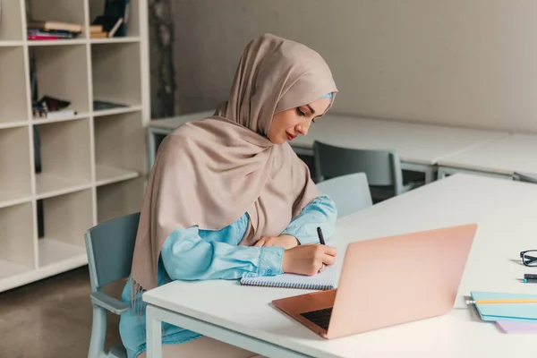 Muda Cukup Modern Muslim Wanita Dalam Jilbab Bekerja Pada Laptop — Stok Foto