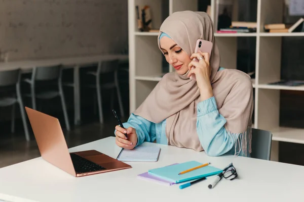 Young Pretty Modern Muslim Woman Hijab Working Laptop Office Room — Stock Photo, Image