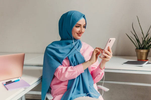 Muslim Muda Cukup Modern Wanita Dalam Jilbab Bekerja Pada Laptop — Stok Foto