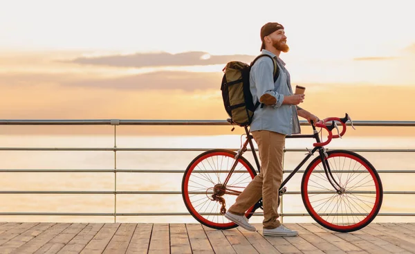 Przystojny Hipster Styl Brodaty Człowiek Plecakiem Noszenie Dżinsowej Koszuli Czapki — Zdjęcie stockowe