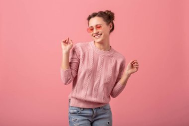 Pembe süveter ve pembe gözlüklü samimi gülüşü olan genç ve güzel bir kadın.