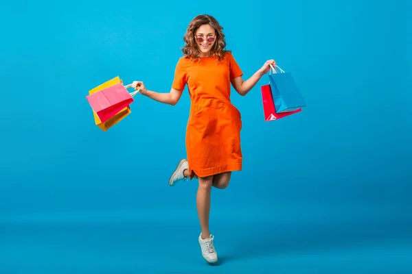 Aantrekkelijke Vrolijke Stijlvolle Vrouw Shopaholic Oranje Trendy Oversize Jurk Springen — Stockfoto