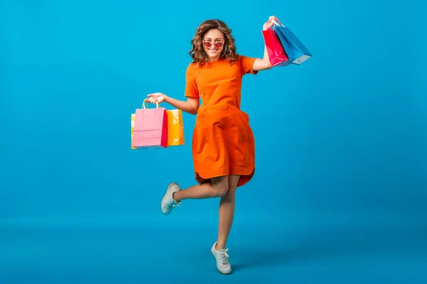 Aantrekkelijk Gelukkig Glimlachen Stijlvol Vrouw Shopaholic Oranje Trendy Oversize Jurk — Stockfoto