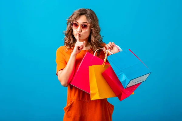 Aantrekkelijke Vrouw Shopaholic Oranje Trendy Oversize Jurk Houden Boodschappentassen Blauwe — Stockfoto