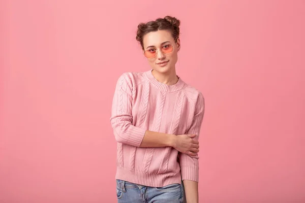 Jovem Mulher Bonita Bonita Roupa Elegante Suéter Rosa Óculos Sol — Fotografia de Stock