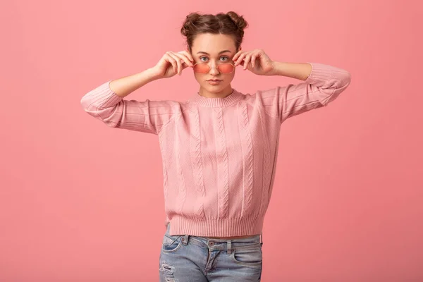 Fiatal Csinos Meglepett Keres Kamera Rózsaszín Pulóver Napszemüveg Elszigetelt Rózsaszín — Stock Fotó