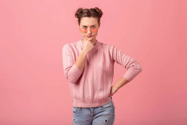 Młoda Ładna Kobieta Problem Patrząc Dół Różowy Sweter Okulary Przeciwsłoneczne — Zdjęcie stockowe