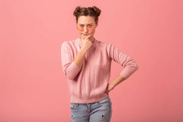 Fiatal Csinos Gondolkodó Amelynek Probléma Néz Rózsaszín Pulóver Napszemüveg Elszigetelt — Stock Fotó