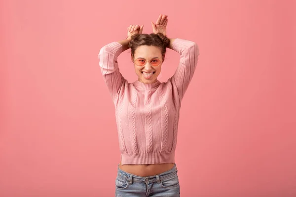 Jovem Mulher Bonita Com Expressão Facial Engraçada Mostrando Língua Suéter — Fotografia de Stock