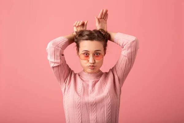 Крупним Планом Портрет Молодої Милої Жінки Смішним Виразом Обличчя Рожевому — стокове фото