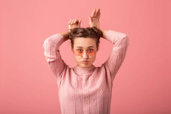 Close Retrato Jovem Mulher Bonita Bonito Com Expressão Cara Engraçada — Fotografia de Stock