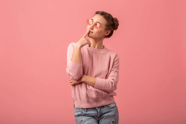 Jovem Bonita Pensando Mulher Olhando Para Cima Suéter Rosa Óculos — Fotografia de Stock