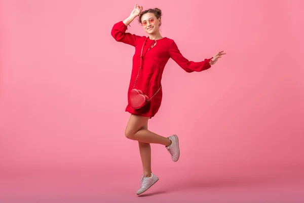 Aantrekkelijk Gelukkig Glimlachen Stijlvol Vrouw Rood Trendy Jurk Springen Roze — Stockfoto