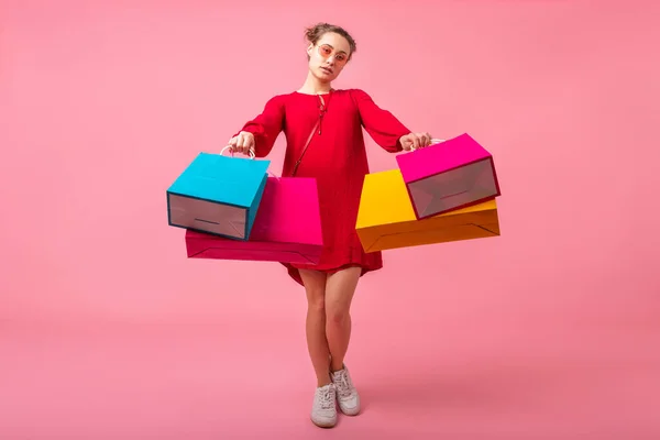 Aantrekkelijk Gelukkig Glimlachen Stijlvol Vrouw Shopaholic Rood Trendy Jurk Met — Stockfoto