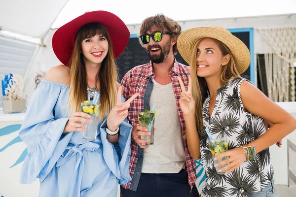 Junge Hipster Gesellschaft Von Freunden Urlaub Sommercafé Trinkt Mojito Cocktails — Stockfoto
