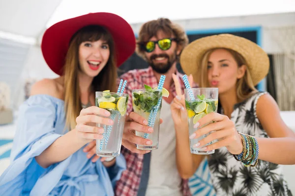 Junge Hipster Gesellschaft Von Freunden Urlaub Sommercafé Trinkt Mojito Cocktails — Stockfoto