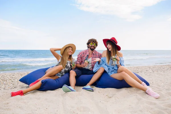 Genç Hipster Arkadaş Grubu Yaz Tatilinde Kumsalda Oturuyorlar Birlikte Eğleniyorlar — Stok fotoğraf