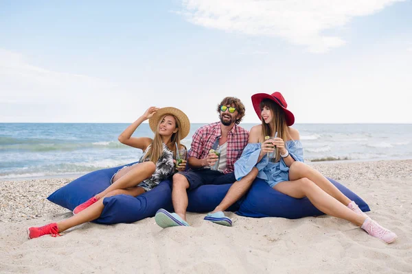 Genç Hipster Arkadaşları Plaj Kafede Tatil Yapıyor Mojito Kokteyli Içiyor — Stok fotoğraf