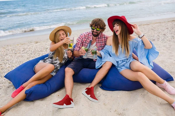 Genç Hippi Gülümseyen Arkadaşlar Yaz Tatilinde Plajda Kahve Poşetlerinin Üzerinde — Stok fotoğraf