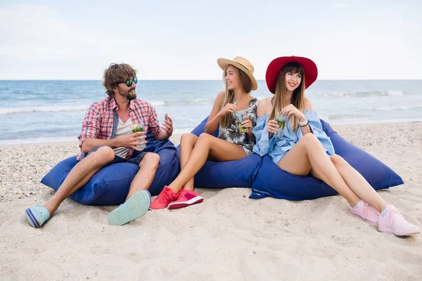 Jeune Compagnie Hipster Amis Vacances Assis Plage Sur Des Sacs — Photo