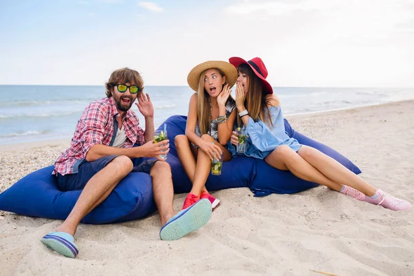 Junge Hipster Gesellschaft Von Freunden Urlaub Strand Auf Sitzsäcken Sitzend — Stockfoto