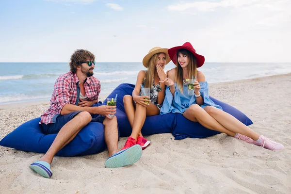 Jeune Compagnie Hipster Amis Vacances Assis Plage Sur Des Sacs — Photo