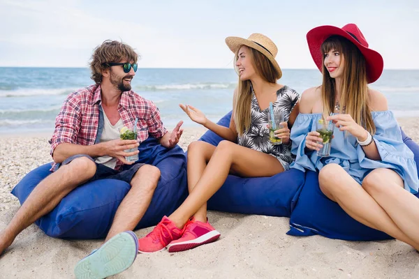 Jeune Compagnie Hipster Amis Vacances Assis Plage Sur Des Sacs — Photo